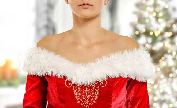 サンタクロースの衣装を着た女性 明るく輝くクリスマスの背景 — ストック写真