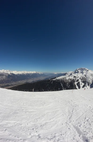 奥地利蒂罗尔因斯布鲁克到滑雪在 Axamer Lizum 与视图 — 图库照片
