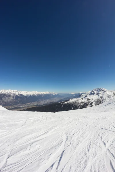 Jazda na nartach w Axamer Lizum z widokiem na Innsbruck w Tyrol Austria — Zdjęcie stockowe
