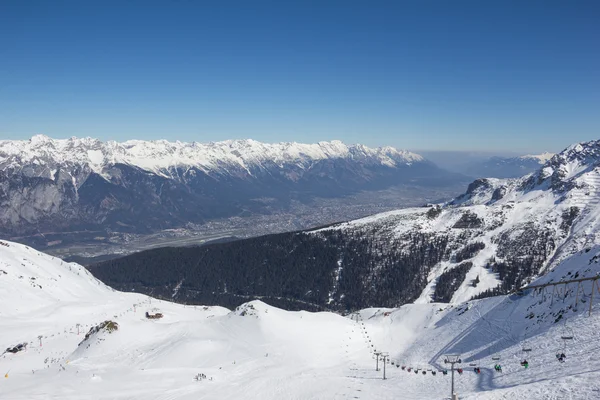 Skifahren in der axamer lizum mit blick auf innsbruck in tirol-österreich Stockbild