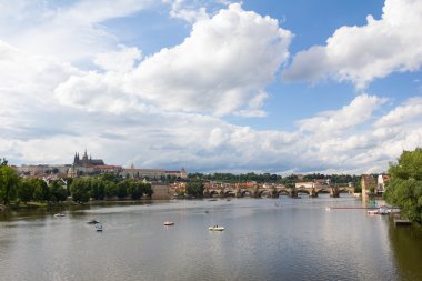 Charles Köprüsü'ne Vltava Nehri Görünümü, Hraschin Kalesi ve Prag Çek Cumhuriyeti'ndeki St. Vitus Katedrali