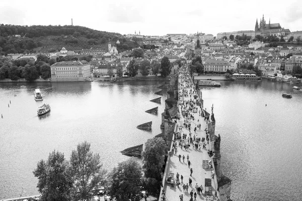 Widok na Most Karola z góry starej wieży mostu w Pradze Czechy — Zdjęcie stockowe