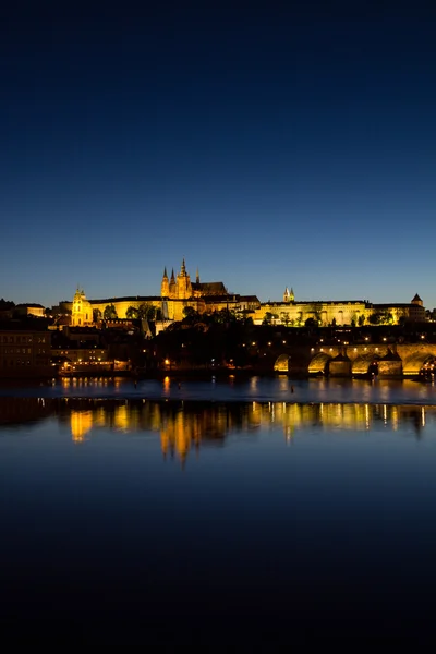 Vue Du Château De Hradschin, De La Cathédrale De St. Vitus Et Du Pont Charles à Prague De Nuit — Photo