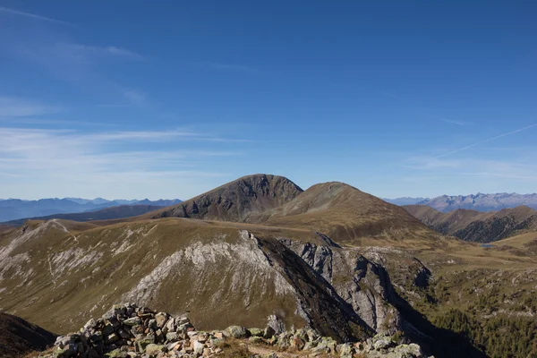 Vista desde la cima del monte Pfannock hasta el monte Rosennock en las montañas Nocky de Carintia — Foto de Stock