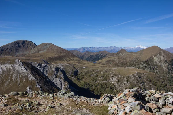 Blick vom Gipfel des Pfannocks auf den Rosennock in den nockigen Bergen Kärntens — Stockfoto
