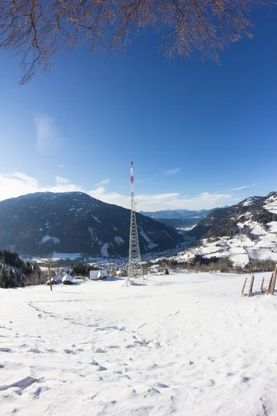 Χειμερινό τοπίο πύργο μετάδοσης Mitterberg θέα στη Radenthein — Φωτογραφία Αρχείου