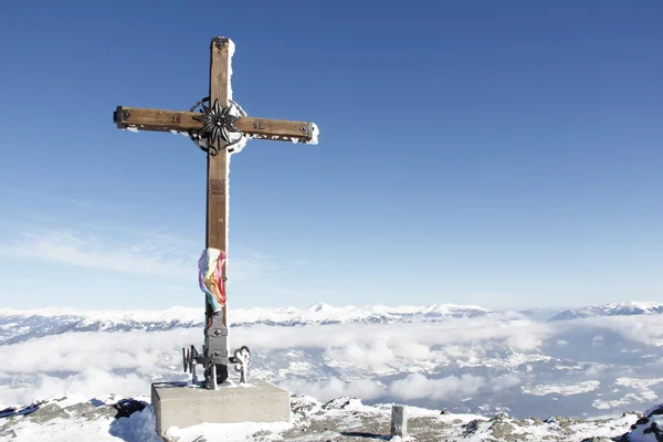 Cruz de la cumbre en la parte superior de la esquina del oro 2.142m, Spittal, Carintia, Austria en invierno — Foto de Stock