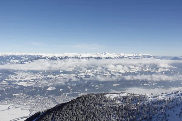 Widok z góry Złoty Róg 2.142 m, Spittal, Karyntia, Austria w dół do doliny w zimie — Zdjęcie stockowe