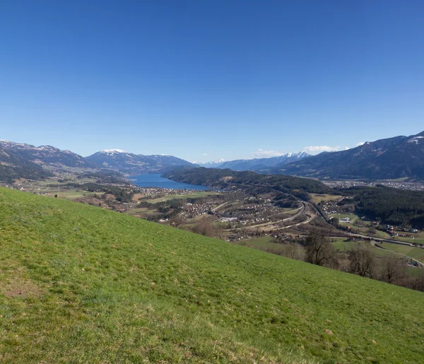 Tavuk Mountain View Gölü Millstatt bahar için — Stok fotoğraf