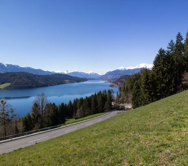 Vue sur le lac Millstatt au printemps — Photo