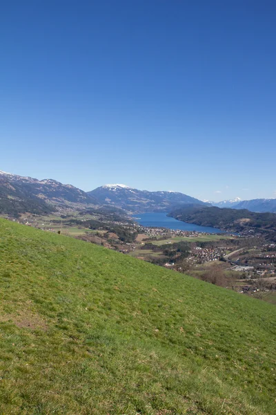 Vista sulle montagne di pollo al lago Millstatt in primavera — Foto Stock