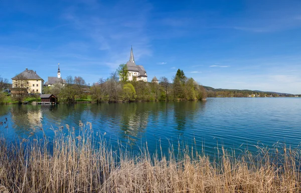 See woerth blick auf maria woerth kirche — Stockfoto