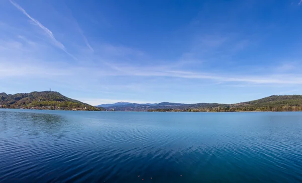 Lago Woerth Vista a Maria Woerth & Pyramidenkogel Panorama — Foto de Stock