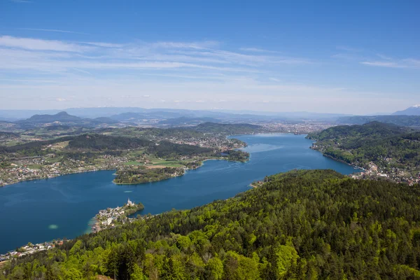 Utsikten från tornet till sjön Woerth — Stockfoto