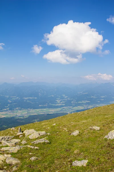 Blick vom Mt. Mirnock ins Tal & die Berge dahinter — Stockfoto