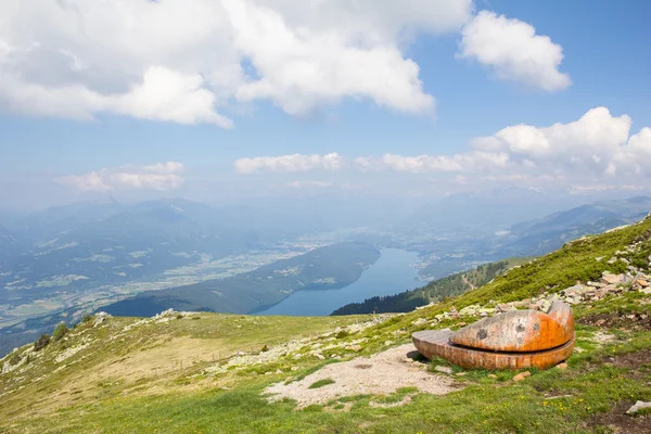 Vista Dalla cima del Mt. Mirnock giù nella valle & Lago Millstatt — Foto Stock