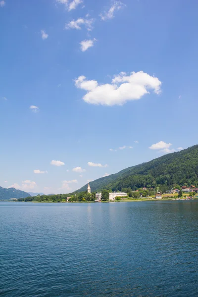 Ossiach görünümüne Gölü Ossiach adlı gemiden — Stok fotoğraf