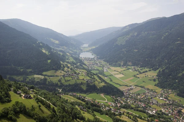 Rundflug Kärnten feld am see brennsee aus der Vogelperspektive — Stockfoto