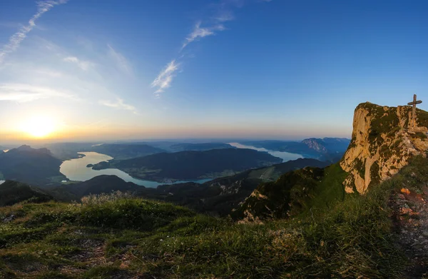 Widok na jezioro Mondsee & jeziora Attersee z Schafbergspitze 1.783 w Salzkammergut — Zdjęcie stockowe