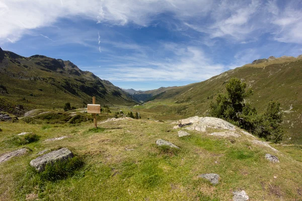 Vista de Fluelapass en Davos Graubuenden Suiza en verano — Foto de Stock