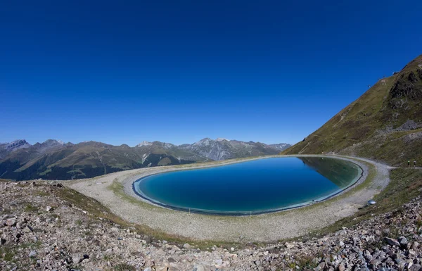 夏のダボス グラウビュンデン スイスの山ヤコブス ホルンに水貯水湖 — ストック写真