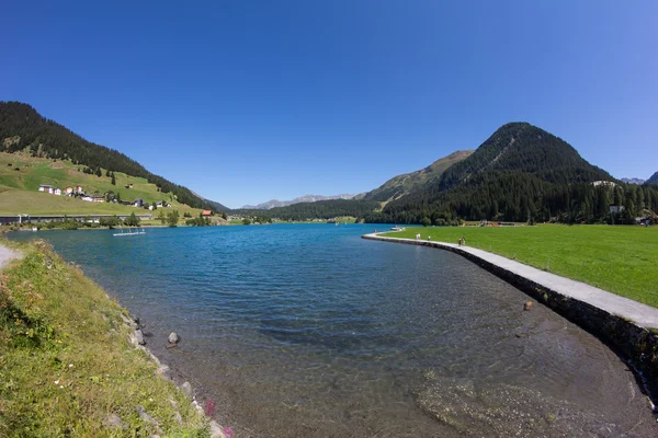 Lago Davos em Graubuenden Suíça Vista no verão — Fotografia de Stock