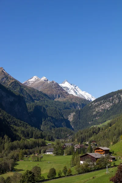 Vista para Grossglockner Montanha mais alta na Áustria 3.798m de Heiligenblut — Fotografia de Stock