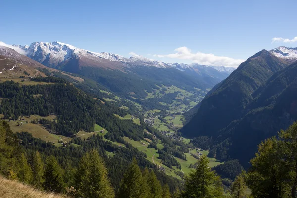 Grossglockner yüksek Alp yoldan aşağı vadiye görüntülemek — Stok fotoğraf