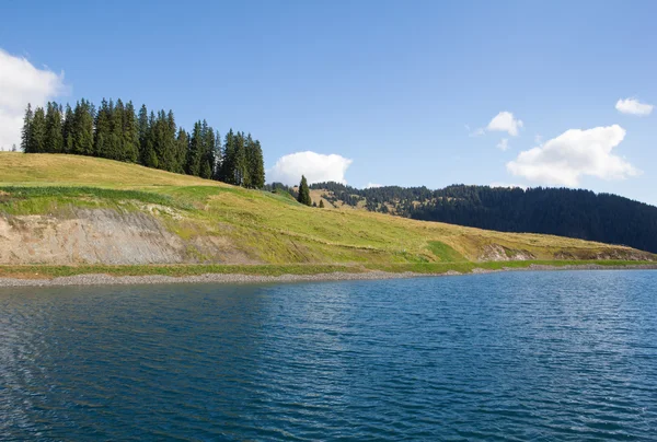 Stausee auf der buergl alm in dienten am hochkönig in salzburg — Stockfoto