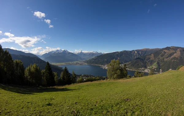 Utsikten från Mitterberg till Zell Am See sjön Zell & Kitzsteinhorn — Stockfoto