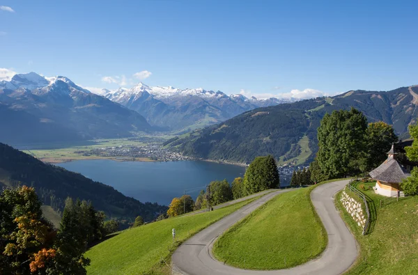 Utsikten från Mitterberg till Zell Am See sjön Zell & Kitzsteinhorn — Stockfoto