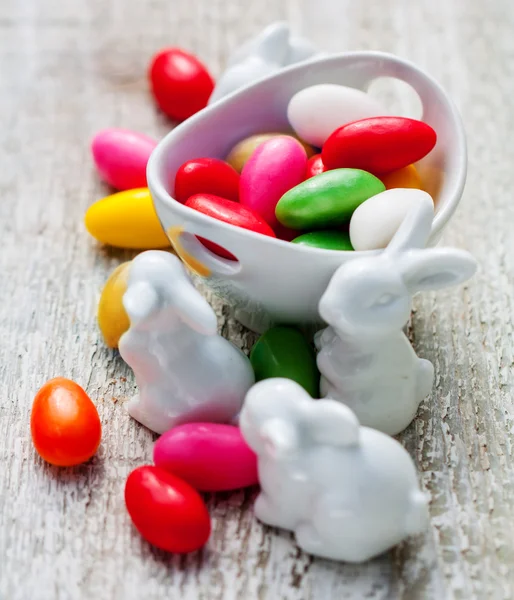 Påsk dekoration med sötsaker — Stockfoto