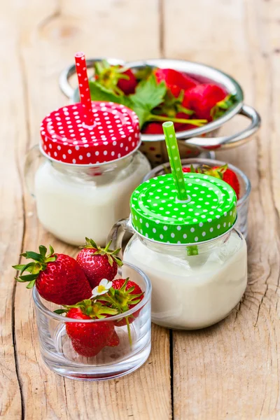 Milch und Erdbeeren — Stockfoto