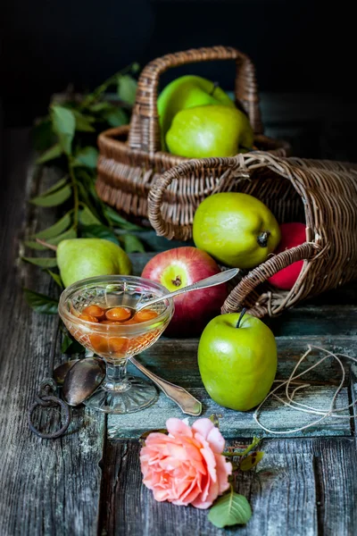 Stillleben mit Früchten und Kirschpflaumen — Stockfoto