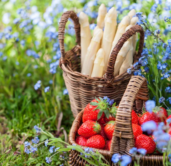 Espárragos y fresas —  Fotos de Stock