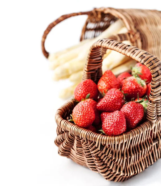 Espárragos y fresas — Foto de Stock