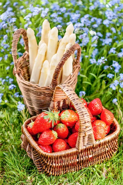 Sparris och jordgubbar — Stockfoto