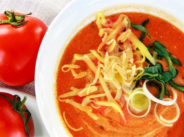 Zuppa di pomodoro con formaggio e porro — Foto Stock