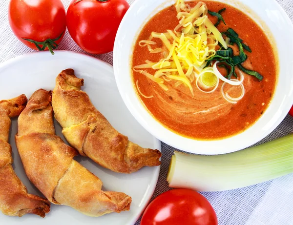 Zuppa di pomodoro con formaggio e porro — Foto Stock