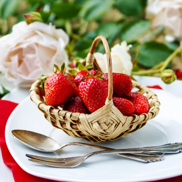 Configuração de mesa com morangos — Fotografia de Stock