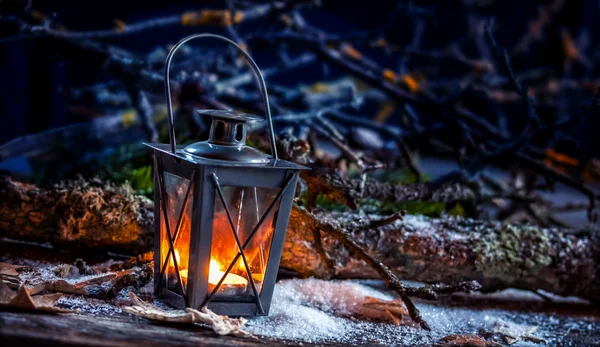 Zimowe tło z lampionem spalanie — Zdjęcie stockowe