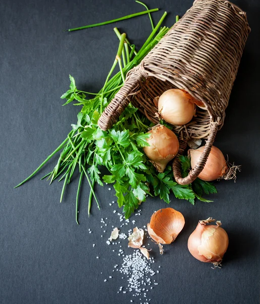 Zwiebel und Petersilie — Stockfoto