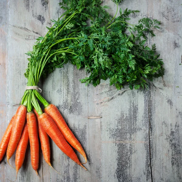 Zanahorias sobre fondo de madera — Foto de Stock