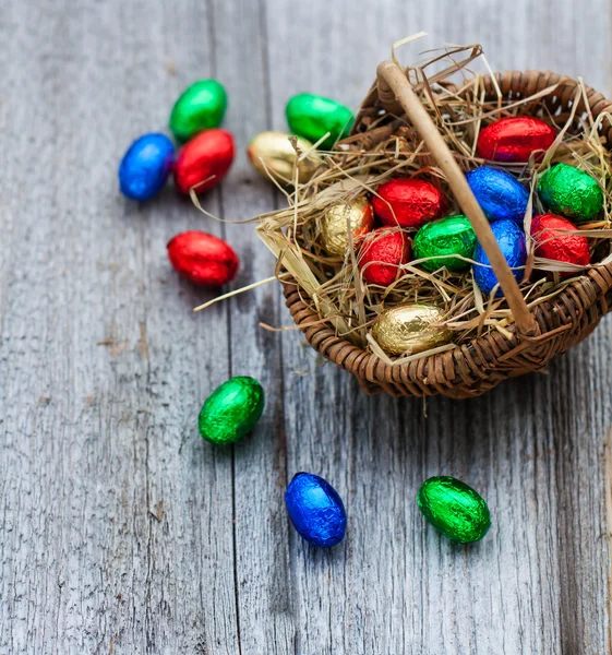 Cesta com ovos de chocolate — Fotografia de Stock