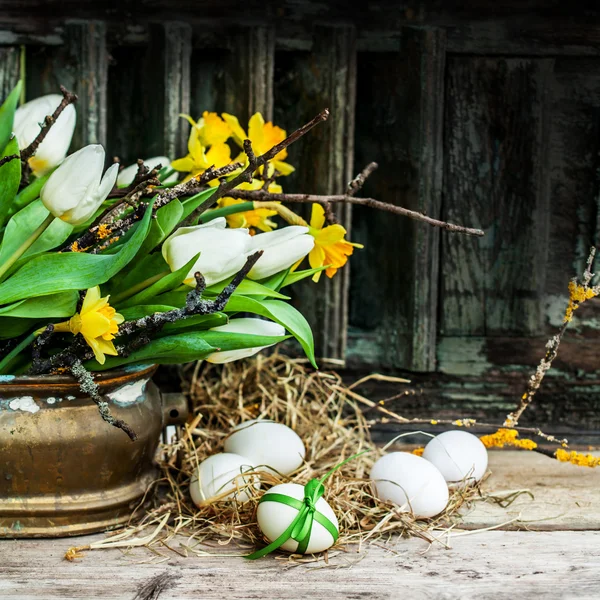Yumurta ve çiçekli Paskalya arkaplanı — Stok fotoğraf