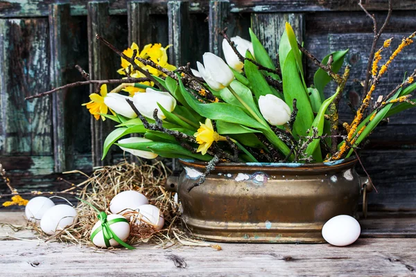 Пасхальная открытка с белыми яйцами и цветами — стоковое фото