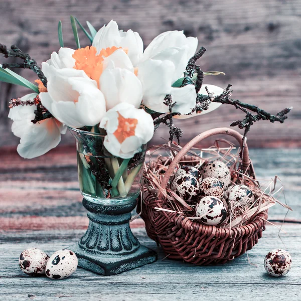 Foto tonificada de una naturaleza muerta vintage con huevos de codorniz — Foto de Stock