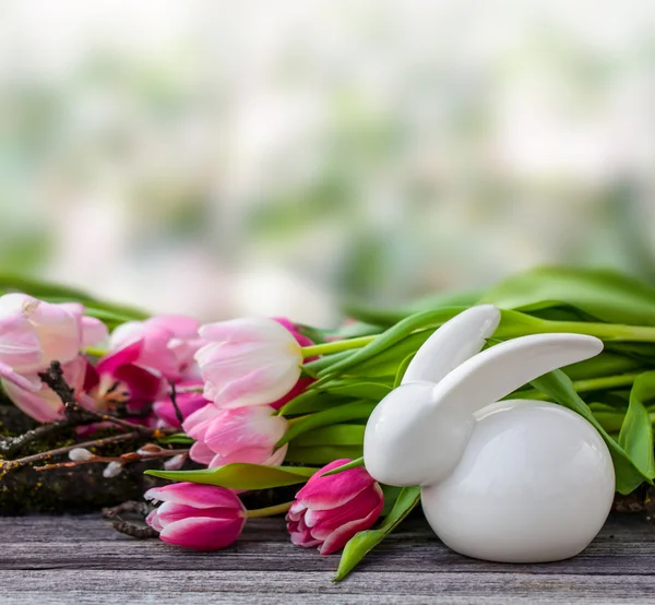 Conejo de porcelana y flores de tulipán —  Fotos de Stock