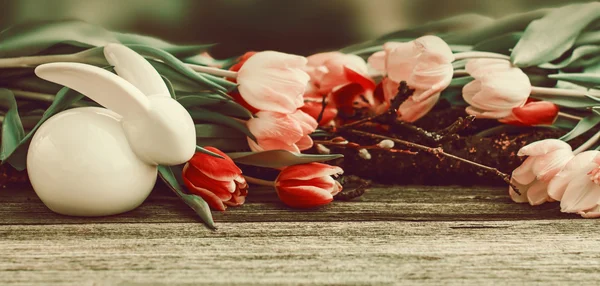 Lapin en porcelaine et fleurs de tulipes — Photo