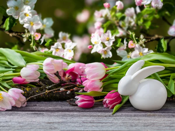 Coelhinho de porcelana e flores de tulipa — Fotografia de Stock